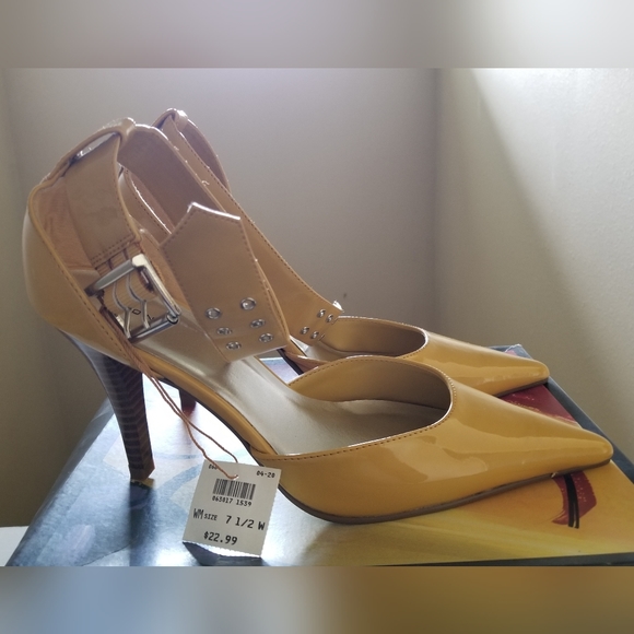 FIONI Heels - Picture 3 of 6